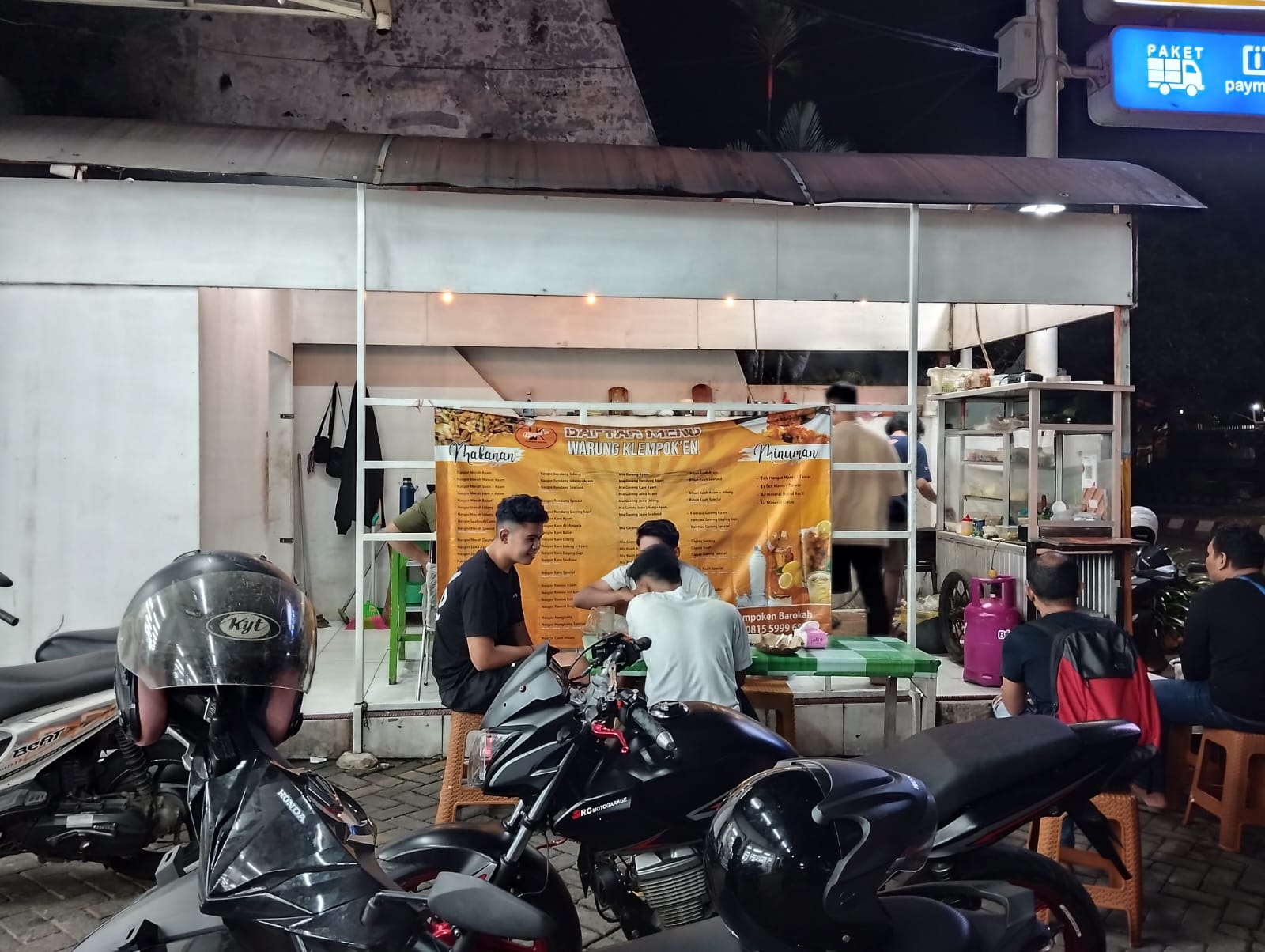 Street food nasi goreng yang ada di depan indomaret Gunung Batu, Kecamatan Sumbersari, Kabupaten Jember