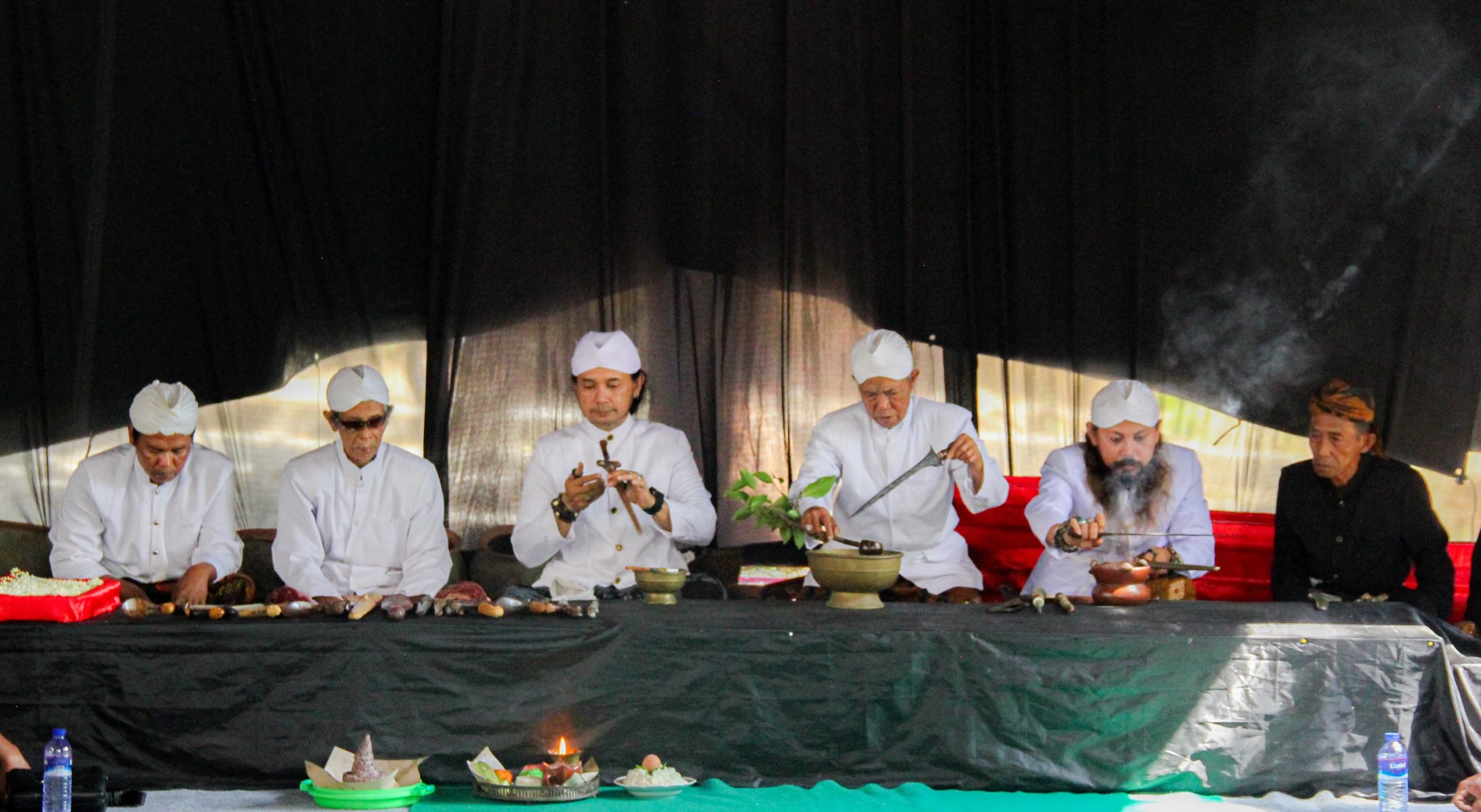 Saat jamasan keris Sumenep, (Foto:Rifki/Locusjatim)