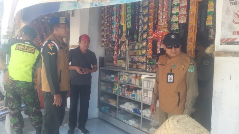 Petugas gabungan saat menggelar operasi rokok ilegal.
