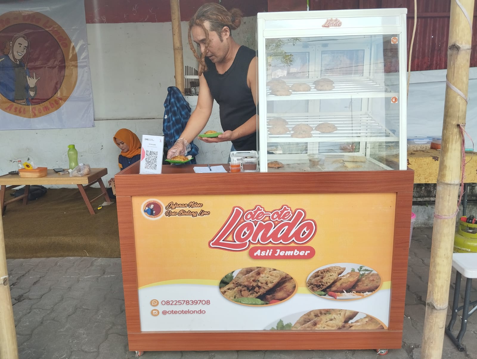 Outlet Ote-ote Londo Jember.(Foto: Rio/locusjatim.com)