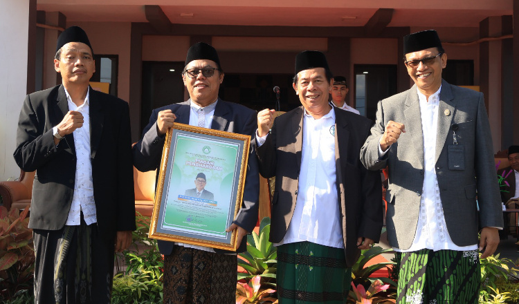 Rektor UIN KHAS Jember, Prof. Dr. H. Hepni, S.Ag., M.M, menerima dua penghargaan bergengsi