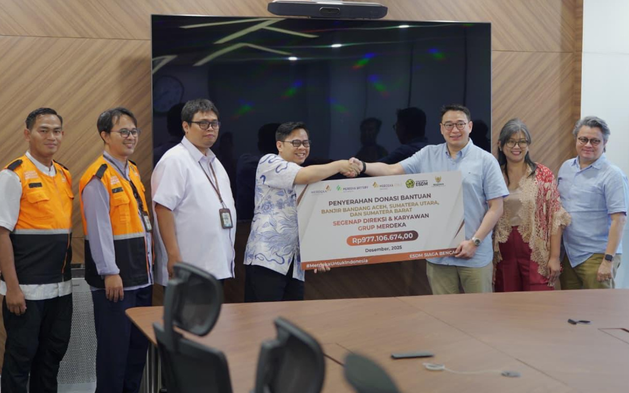 Presiden Direktur MDKA, Albert Saputro, menyerahkan bantuan simbolis dari grup Merdeka untuk korban bencana di Sumatra lewat BAZNAS RI yang diwakili oleh Pimpinan Bidang Pengumpulan, Dr. H. Rizaludin Kurniawan, Sag.,M.Si.,CFRM