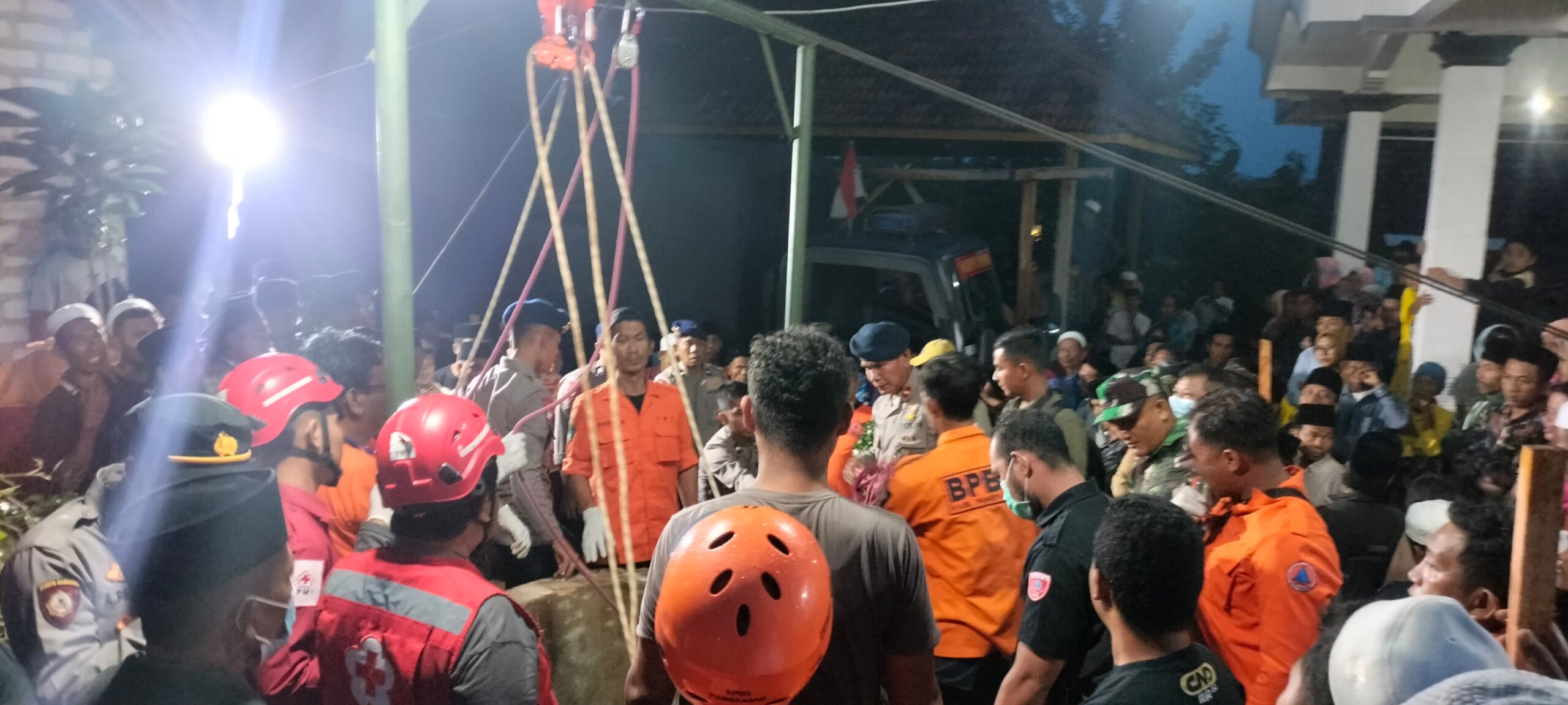 Evakoasu korban yang tejatuh ke sumur di Pamekasan.