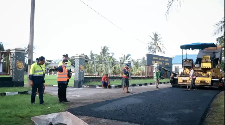 Sentuhan Hotmix PT BSI, Jalan Lampon Jadi Simbol Harapan Baru Warga Ringinagung
