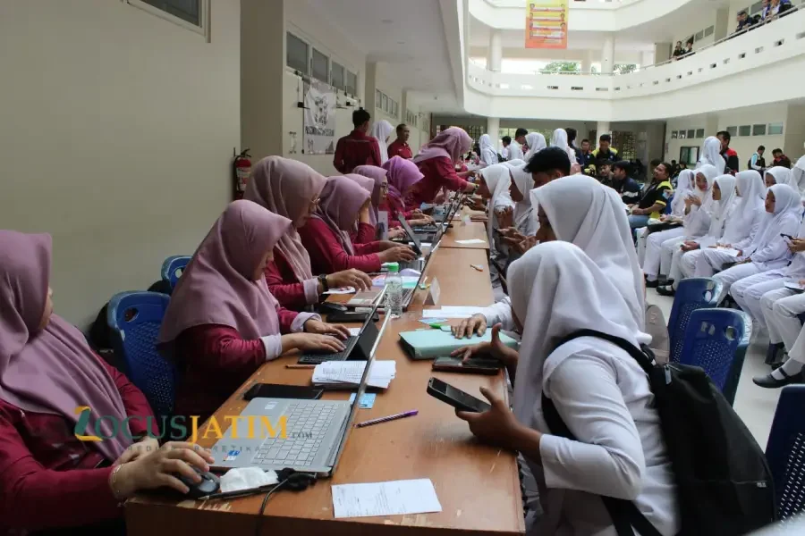 Tim tenaga kesehatan turun langsung untuk memastikan kondisi kesehatan siswa terpantau sejak dini