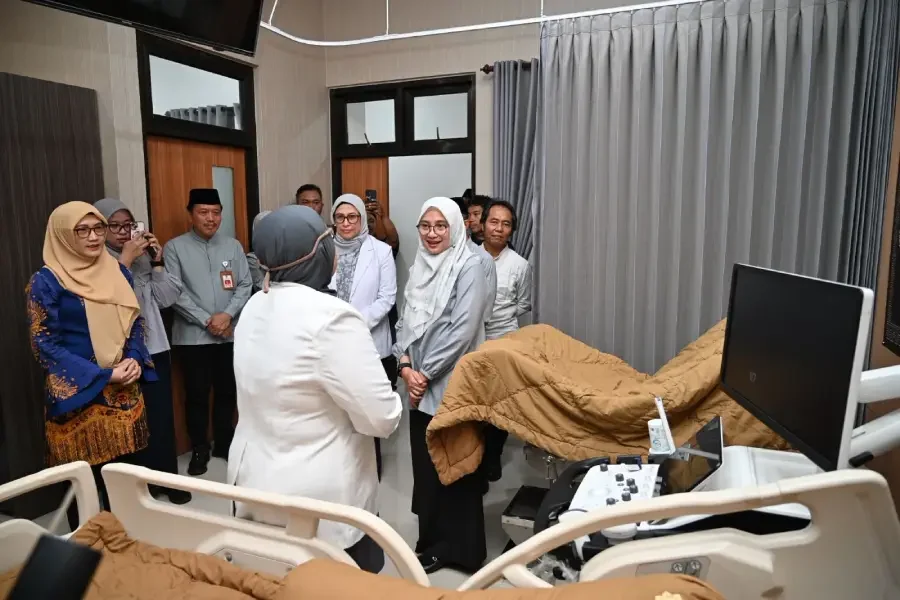 Bupati Ipuk Hadirlan Layanan Poli Eksekutif di RSUD Blambangan, Dilengkapi 19 Dokter Spesialis Bupati Banyuwangi Ipuk Fiestiandani saat meninjau layanan Poli Eksekutif di RSUD Blambangan yang didukung 19 dokter spesialis.