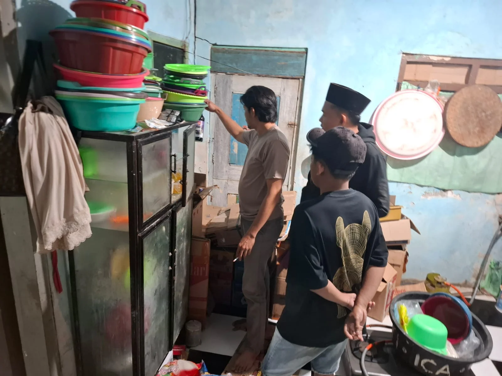 Polsek Tlanakan Amankan Puluhan Botol Miras dalam Operasi Penggeledahan di Dua Desa