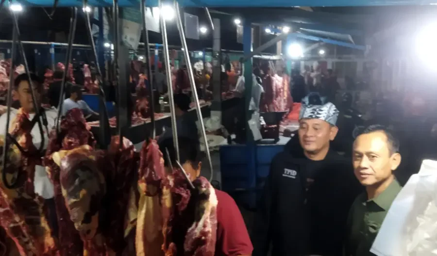 Dispertan Banyuwangi memeriksa kualitas daging sapi di Pasar Blambangan jelang Lebaran