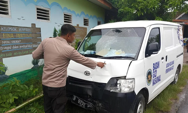 Nyalip di Tikungan, Mobil Program MBG Tabrak Pasutri Lansia di Tuban