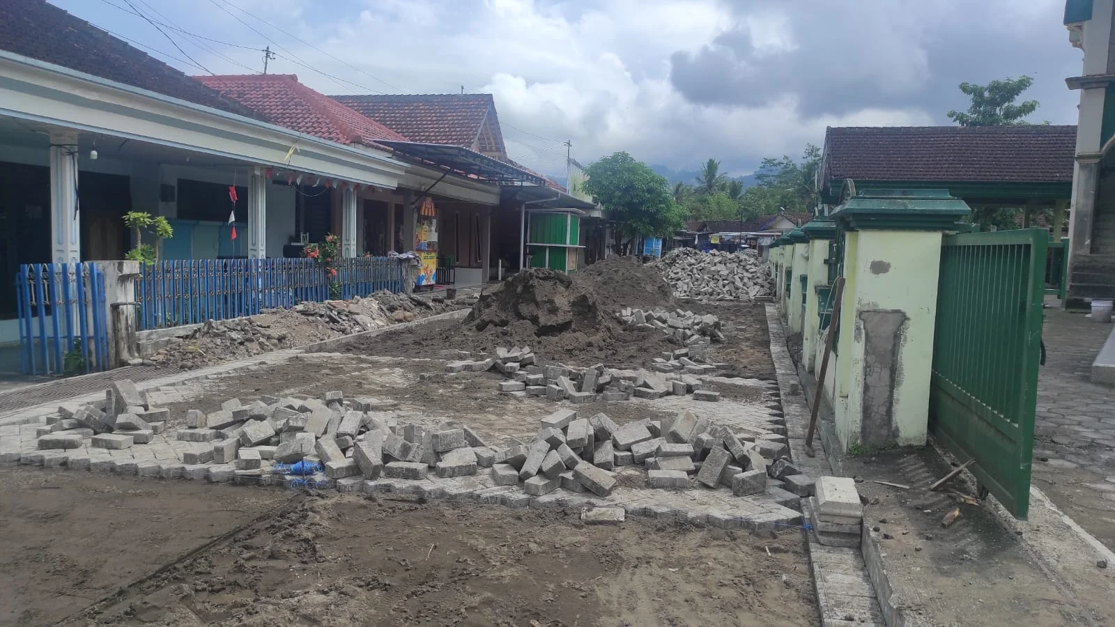 Terminal Sarongan Disulap Lebih Nyaman, CSR PT BSI Kucurkan Rp228 Juta untuk Pavingisasi