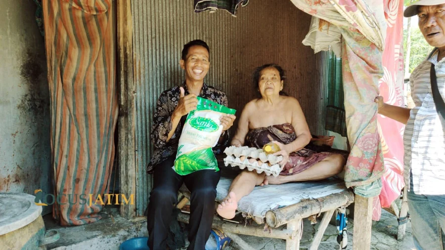 Tak Sekadar Meliput, Cak Jum Turun Tangan Bantu Lansia Sebatangkara di Sampang
