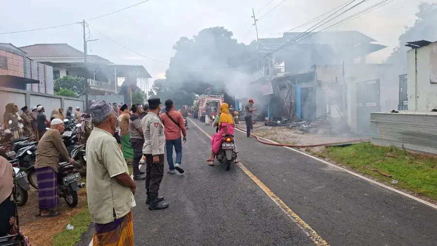 Puntung Rokok Diduga Jadi Pemicu, Gudang Kayu di Pasean Ludes Dilalap Api