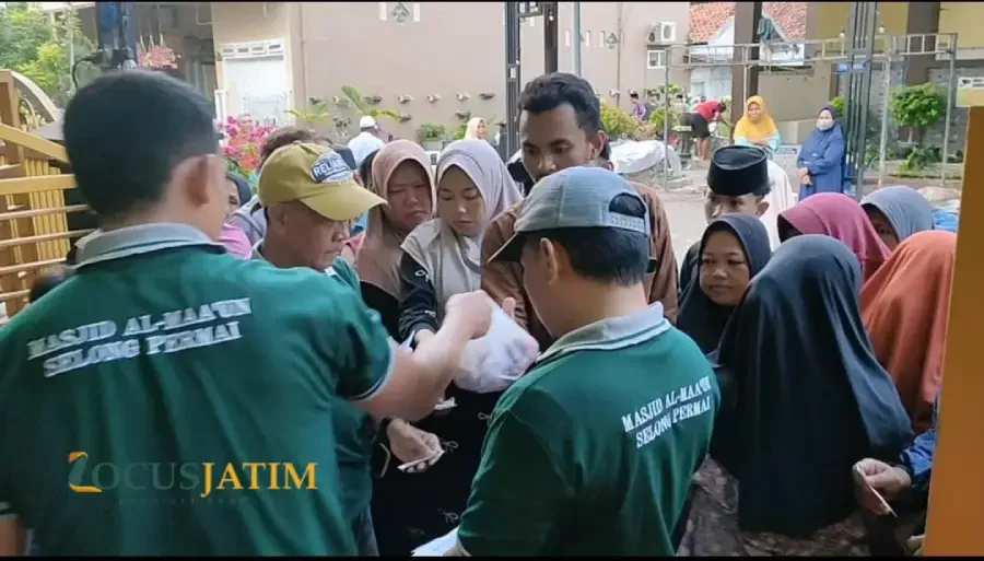 Ratusan Warga di Gunung Sekar Terima Daging Kurban dari Masjid Al-Maaun
