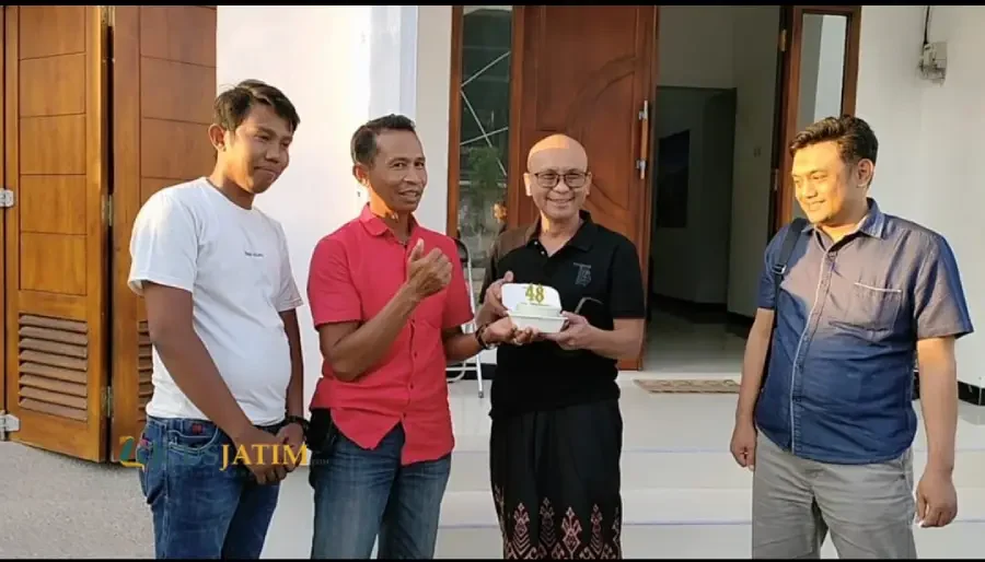 Momen Langka di Rumah Dinas, Kajari Sampang Terharu Diberi Kejutan oleh AWAS