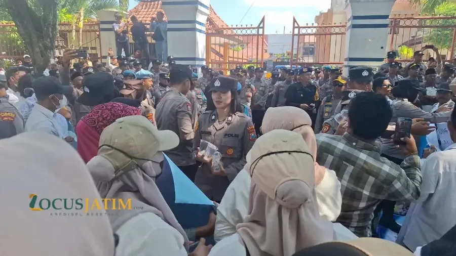 Dua Aksi Kepung DPRD Sampang, Program MBG Didukung tapi Pelaksanaannya Diminta Dievaluasi Total