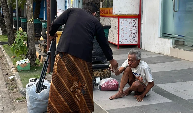 "Kancana Letkol Teddy" Warnai Jumat Berkah, Ratusan Warga Sumenep Terima Nasi Bungkus