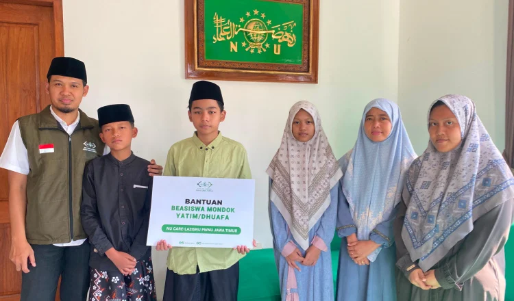 Penyerahan beasiswa mondok bagi yatim dan dhuafa oleh LAZISNU Jatim.