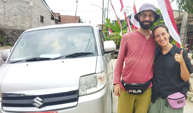 Aksi Sigap Camat Pesanggaran Bantu Dua Turis Italia dari Pulau Merah