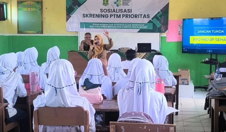Cegah PTM Sejak Dini, Dinkes P2KB Sumenep Skrining Siswa dan Guru MTsN 1