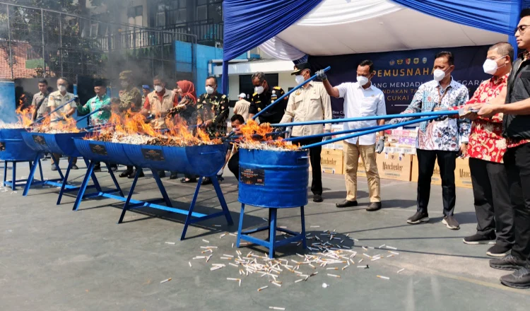 pemusnahan rokok ilegal di Jember