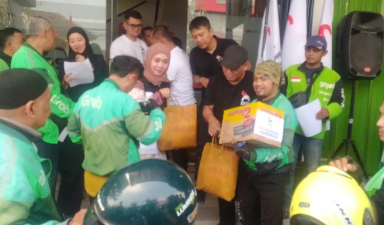 PSI Jember membagikan paket sembako kepada sekitar 200 pengemudi ojol