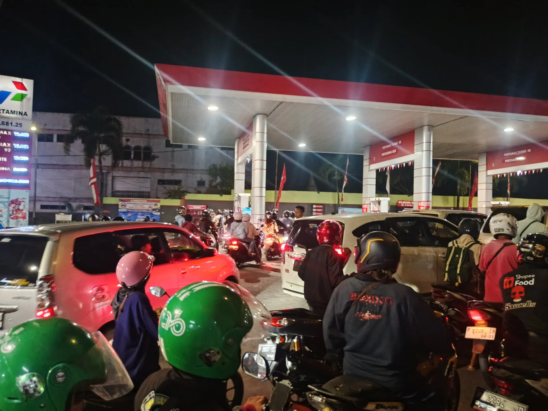 Antrean Di SPBU Jember