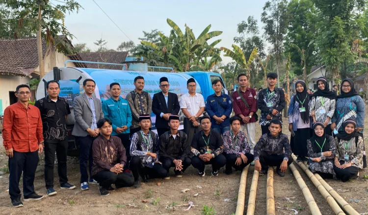 mahasiswa baru terlibat dalam aksi sosial dengan menyalurkan bantuan air konsumsi kepada warga Dusun Curah Suko, Desa Kaliwining, Kecamatan Rambipuji, Jember