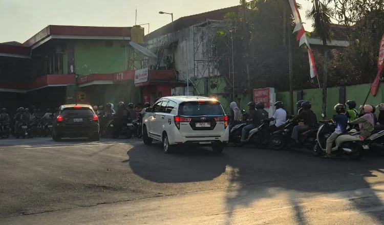 Isu Pertalite Naik Bikin Warga Jember Panic Buying, Antrean SPBU Tembus Badan Jalan