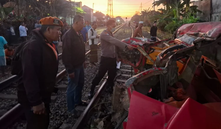 Mobil tertabrak kereta api di jember