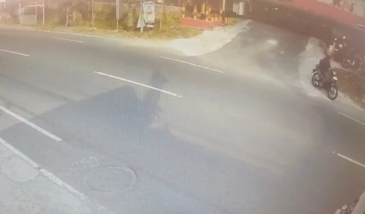 palang pintu perlintasan sebidang (PJL) 154 di Jalan Belimbing, Lingkungan Pagah, Kelurahan Jemberlor, Kecamatan Patrang, Jember yang tidak tertutup saat kereta api melintas