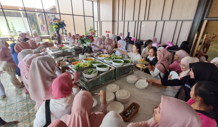 Pecinta Yoga Padati Ballroom MYZE Hotel
