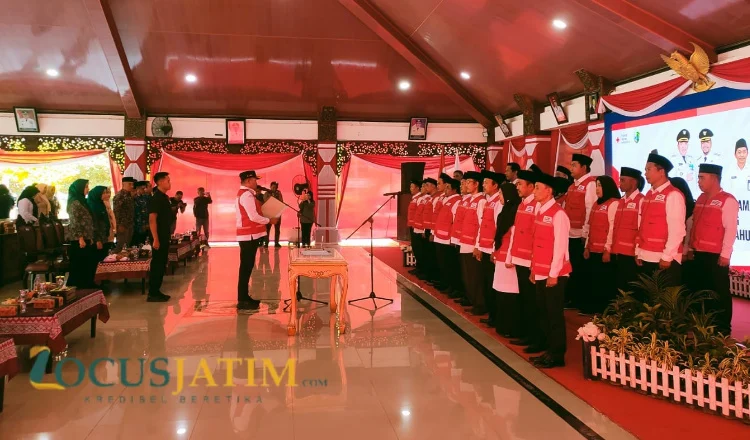 Bupati Sampang H. Slamet Junaidi melantik jajaran pengurus Palang Merah Indonesia (PMI) tingkat kecamatan se-Kabupaten Sampang,
