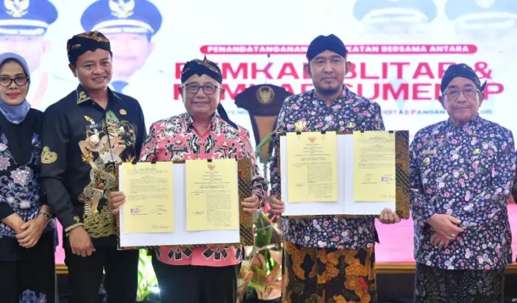 Bupati Sumenep Achmad Fauzi Wongsojudo bersama Bupati Blitar Rijanto menandatangani Memorandum of Understanding (MoU) di Pendopo Agung Keraton Sumenep.