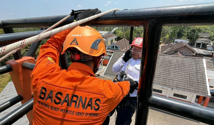 Basarnas Pos SAR Jember memperkuat kemampuan potensi Search and Rescue (SAR) untuk menghadapi kondisi darurat di ketinggian.