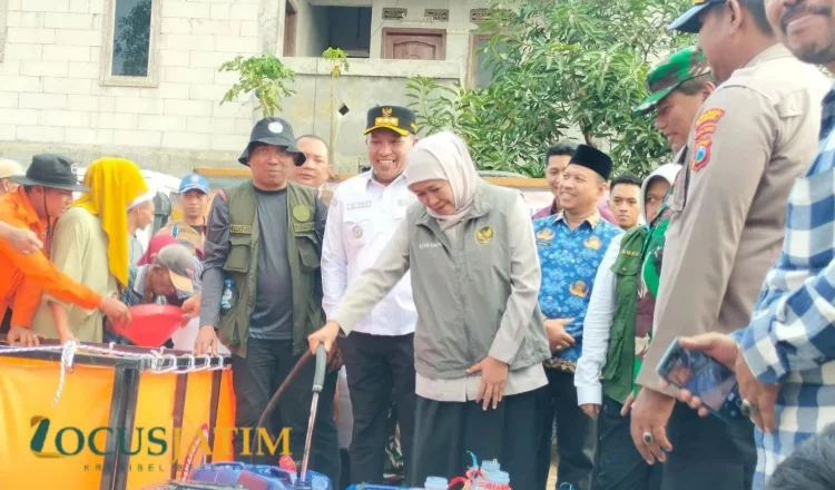 Gubernur Jawa Timur Khofifah Indar Parawansa bersama Bupati Sampang H. Slamet Junaidi dan jajaran Forkopimda Sampang datang langsung menyalurkan bantuan air bersih
