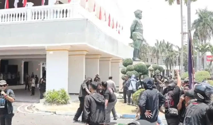 Protes Penataan Pasar Tanjung Jember Memanas, Pedagang Lempar Sayuran Busuk ke Pemkab