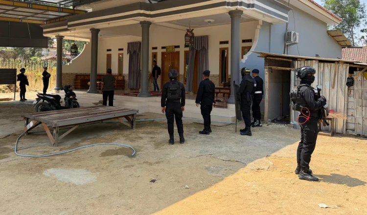 Penggerebekan lokasi yang diduga menjadi tempat transaksi dan konsumsi narkotika jenis sabu di Dusun Jenglateh Timur, Desa Campor, Kecamatan Proppo, Kabupaten Pamekasan
