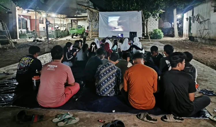 Anak-anak hingga Mahasiswa berkumpul bersama warga untuk mengikuti nonton bareng film Pengkhianatan G30S/PKI.