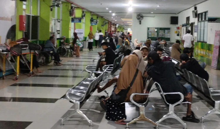 Sejumlah warga saat antre pemeriksaan di Ruang Tunggu RSD dr. Soebandi Jember.