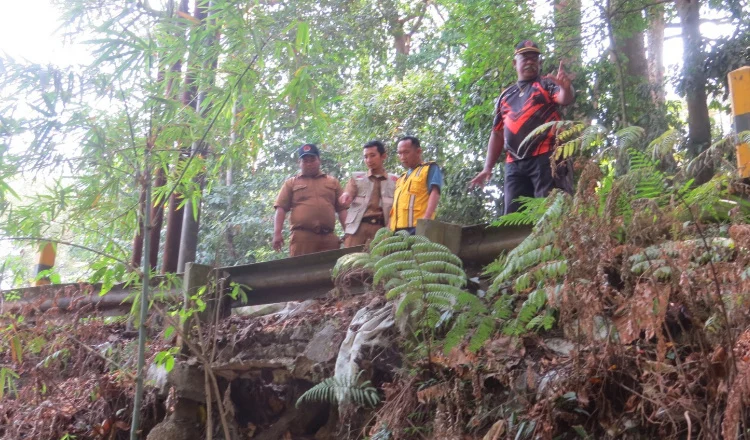 Retakan badan jalan di jalur Gumitir, Kabupaten Jember.