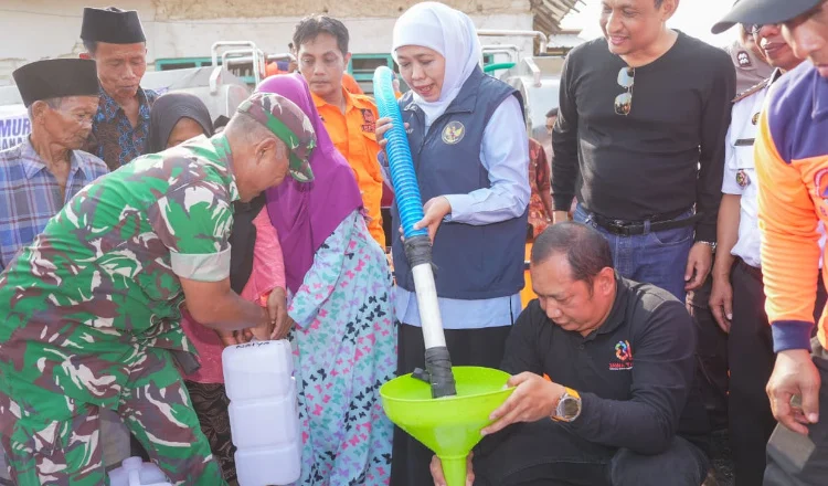 Gubernur Jawa Timur Khofifah Indar Parawansa saat beri bantuan air bersih di Sumenep