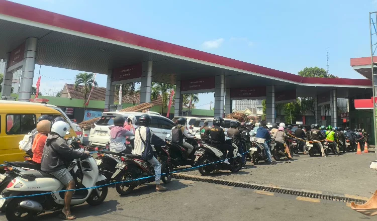 Antrean kendaraan yang mengular di sejumlah stasiun pengisian bahan bakar umum (SPBU) di Kabupaten Jember