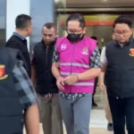 bendahara pengeluaran RSUD dr. Mohammad Zyn berinisial W dalam perkara dugaan korupsi pengelolaan keuangan Badan Layanan Umum Daerah (BLUD).