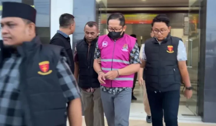 bendahara pengeluaran RSUD dr. Mohammad Zyn berinisial W dalam perkara dugaan korupsi pengelolaan keuangan Badan Layanan Umum Daerah (BLUD).
